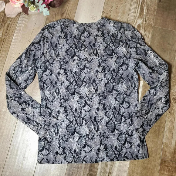 Kate Hill Medium Women's Gray and Black Metallic Snakeskin Print Top NWOT - Picture 6 of 16